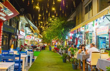 Antalya, Türkiye - 9 Mayıs 2017: İnönü Caddesi, ayrıca adlandırılmış şemsiye sokak gurme birçok ilginç kafe ve restoranlar, 9 Mayıs Antalya cennettir.