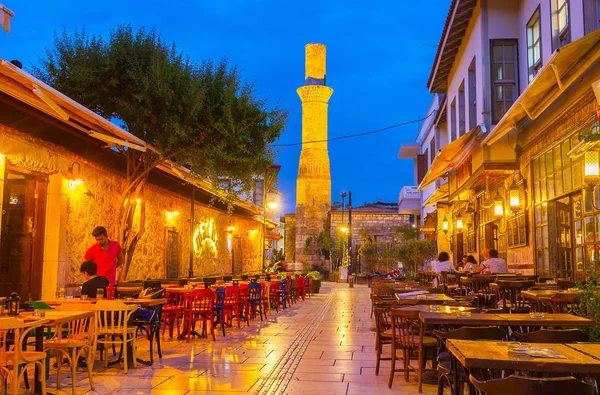 Antalya, Türkiye - 9 Mayıs 2017: Dar sokağa Restoran açık teraslar ile kaplı olduğu, kırık minare Kesik Minare caminin arka planda, 9 Mayıs Antalya görülür.