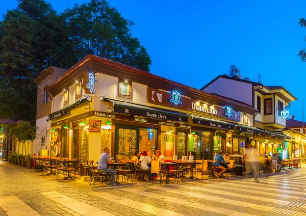 アンタルヤ トルコ 2017 カレイチ地区のレストランを訪問し アンタリヤの 日に夏のテラスのいずれかでローカル料理および市サイトを楽しむに最適な時期 — ストック写真
