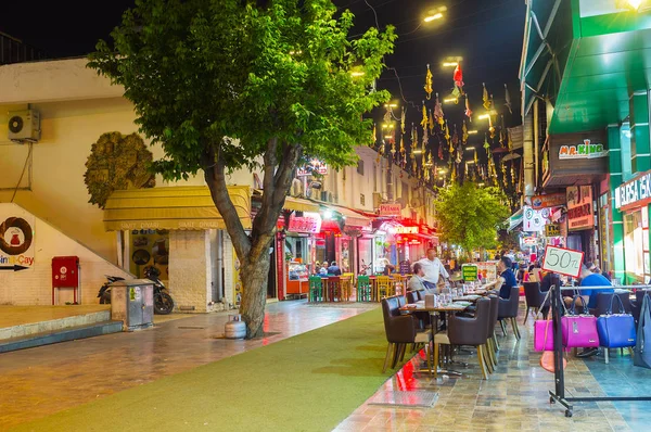 Antalya, Türkiye - 9 Mayıs 2017: Dar Kaleiçi İnönü Caddesi üzerinde 9 Mayıs Antalya şemsiye yükleme ve çok sayıda hoş kafe ve restoranlar geleneksel Türk mutfağı için ünlüdür.