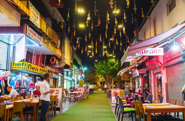 Antalya, Türkiye - 9 Mayıs 2017: Dar İnönü Caddesi turistik kafe ve restoranlar ile kaplı ve 9 Mayıs Antalya gökyüzünde renkli şemsiye ile dekore edilmiş.