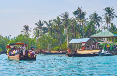 Kangyi, Myanmar - 1 Mart 2018: Eski feribot 1 Mart Kangyi içinde Kangy nehrin karşı karşıya köyün küçük terminal için gelen.