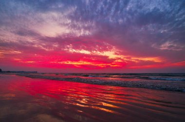 Картина, постер, плакат, фотообои "яркий закат над бенгальским заливом, уютный песчаный пляж курорта чаунг тха - лучшее место для романтических вечерних прогулок, мьянма
.", артикул 237464102