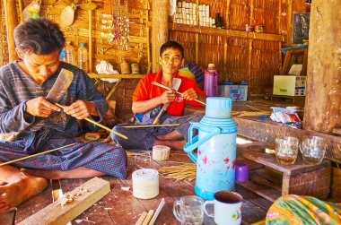 Chaung Tha, Myanmar - 1 Mart 2018: Günlük çalışma - Birmanya çiftçi ailesinin insanlar bambu dokuma için Mart 1 Chaung Tha içinde onların küçük odası katta oturan bölünmüş.
