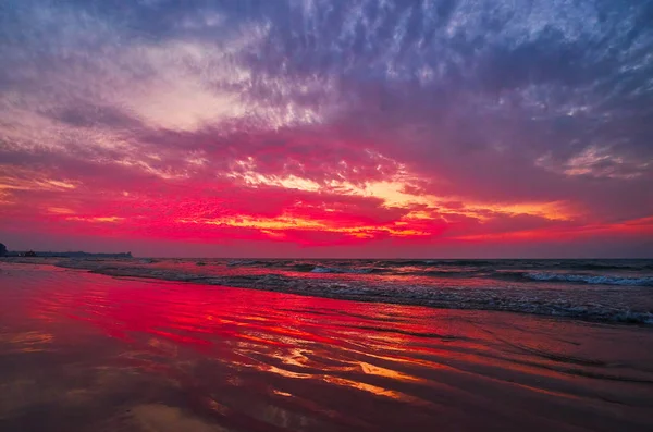Puesta Sol Brillante Sobre Bahía Bengala Acogedora Playa Arena Chaung —  Fotos de Stock