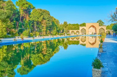 Ana kapı ve Bahçe ağaçları havuzun Çehel Sotoun Sarayı Isfahan, İran'ın su yüzeyine yansıtmak
