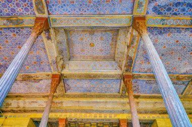 Isfahan, İran'ın cephe Galeri Çehel Sotoun Sarayı geometrik desenleri ile renkli tavan