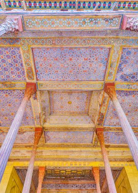 Oyma ahşap sütunlar ve cephe Galeri Çehel Sotoun Sarayı'nın boyalı tavan Ortaçağ Simgesel Yapı, Isfahan, Iran benzersiz dekorasyon yapmak