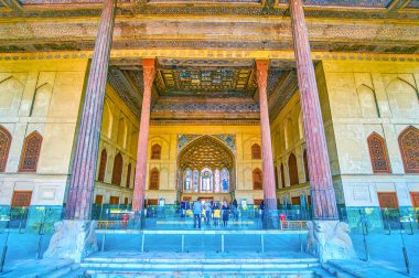 Isfahan, Iran - 19 Ekim 2017: Çehel Sotoun Palace, muhteşem Farsça mimari ve iç dekorasyon, güzel bir örneğini 19 Ekim Isfahan olarak açıktır