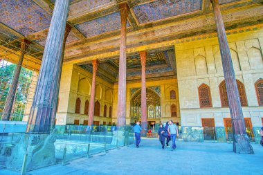 Isfahan, Iran - 19 Ekim 2017: Yüksek oymalı sedir sütunları giriş galerinin en önemli yerlerinden güzel Çehel Sotoun Sarayı, 19 Ekim Isfahan içinde yanıyor