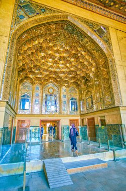 Isfahan, Iran - 19 Ekim 2017: Giriş portal Çehel Sotoun Sarayı üzerinde 19 Ekim Isfahan içinde güzel parlak wirrorwork desenleri ile dekore edilmiş benzersiz Mukarnas