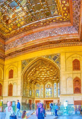 Isfahan, Iran - 19 Ekim 2017: Mirrorwork dekoratif öğeler üzerinde 19 Ekim Isfahan Çehel Sotoun Sarayı'nın giriş portalının çeşitliliği