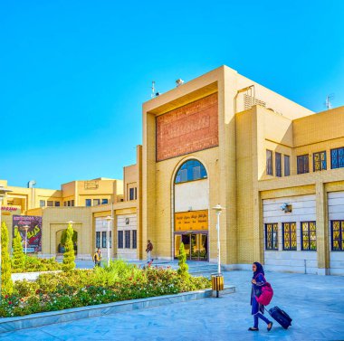 Yazd, Iran - 19 Ekim 2017: Giriş portal ana otobüs terminalinin 19 Ekim Yazd içinde modern geometrik süslemeler ile
