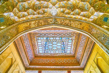 Isfahan, Iran - 19 Ekim 2017: Tarih 19 Ekim Isfahan içinde ayna çalışma süslemeler tavan, muqarnases ve sandık üzerinde şaşırtıcı Çehel Sotoun Sarayı sahiptir