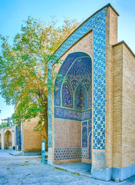 Isfahan, Iran - 19 Ekim 2017: Çehel Sotoun Sarayı karmaşık, 19 Ekim Isfahan içinde terrotory üzerinde kiremitli süslemeleri ile büyük portal
