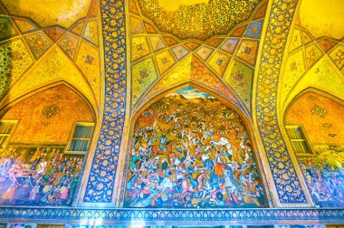 Isfahan, Iran - 19 Ekim 2017: 19 Ekim Isfahan, Iran, tarihinin farklı olayları tasvir büyük fresklerle dekore edilmiş Çehel Sotoun Palace ana salon