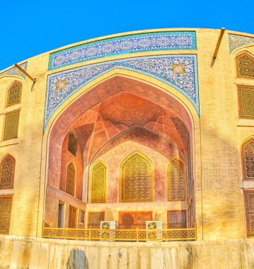 İsfahan, İran - 19 Ekim 2017: Geleneksel çiçek desenli boyalı ve karo süslemeli Çehel Sotoun Sarayı'nın arka tarafındaki büyük portal, 19 Ekim'de İsfahan'da
