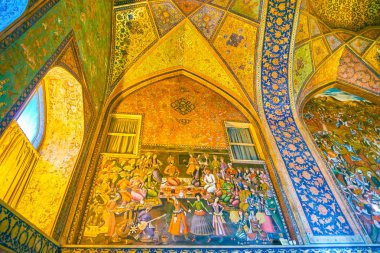 Isfahan, Iran - 19 Ekim 2017: Çehel Sotoun Sarayı üzerinde 19 Ekim Isfahan, İran tarihinin, çeşitli sahneleri tasvir onun muhteşem büyük freskler ünlüdür