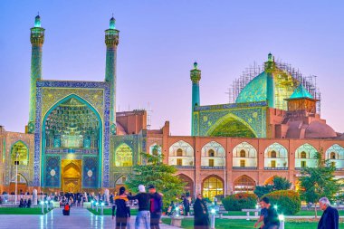 İsfahan, İran - 19 Ekim 2017: Renkli Şah Camii'nin güzel akşam aydınlığı, 19 Ekim'de İsfahan'da
