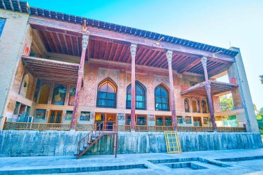 Isfahan, Iran - 19 Ekim 2017: Boyalı duvarlar ve uzun boylu sedir sütun üzerine 19 Ekim Isfahan Çehel Sotoun Sarayı'nın güzel yan giriş