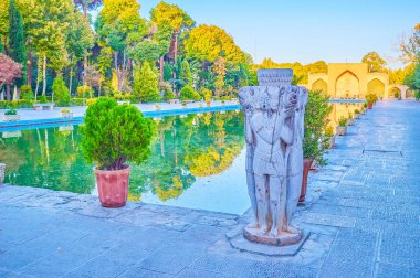 Isfahan, Iran - 19 Ekim 2017: Güzel taş heykel karmaşık, Ekim 19, Isfahan Çehel Sotoun sarayında ana havuz kenarlarında yer alan Farsça tarzında