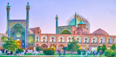 Isfahan, Iran - 19 Ekim 2017: Güzel şah Camii kapalı ticaret galerisine 19 Ekim Isfahan içinde Nashq-e Jahad karenin çevresindeki imbedded