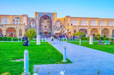 Isfahan, Iran - 19 Ekim 2017: Nakş-ı Cihan Meydanı'nda 19 Ekim Isfahan içinde yer alan kısmen korunmuş süslemeleri ile eski Qeysarie kapıları