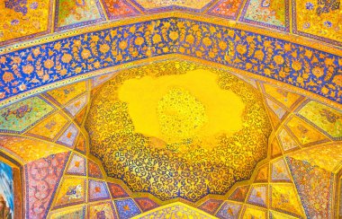 İsfahan, İran - 19 Ekim 2017: Çehel Sotoun Sarayı'nın çiçek ve geometrik desenlerle renkli boyalı tonozlu tavanı, 19 Ekim'de İsfahan'da