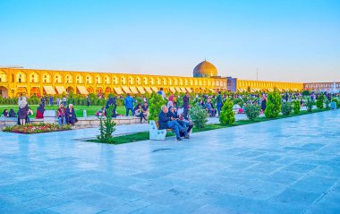 Isfahan, Iran - 19 Ekim 2017: Kalabalık merkezi Nakş-ı Cihan Meydanı akşam, o bir akşam geçirmek, arkadaşlar oyun üzerinde 19 Ekim Isfahan çocuklarla tanışmak için en iyi yerdir