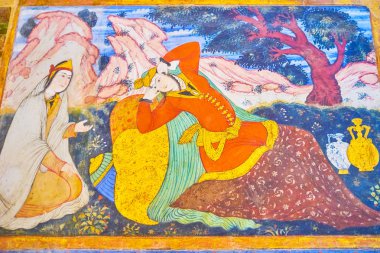 Isfahan, Iran - 19 Ekim 2017: Renkli frescoe Çehel Sotoun sarayın ana salonunda 19 Ekim Isfahan içinde eski Farsça hikayeler sahneleri tasvir