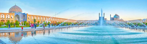 Isfahan Irán Octubre 2017 Vista Panorámica Fuente Una Piscina Monumentos — Foto de Stock
