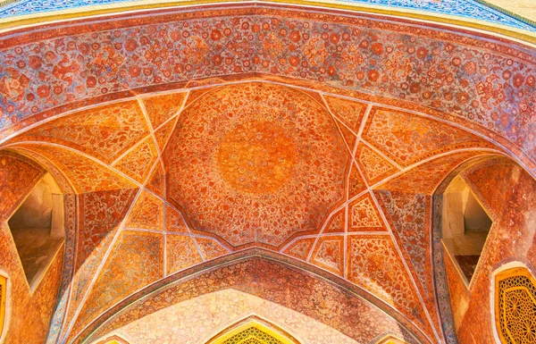 İsfahan, İran - 19 Ekim 2017: Çehel Sotoun Sarayı'ndaki portalın boyalı tavanı, 19 Ekim'de İsfahan'da