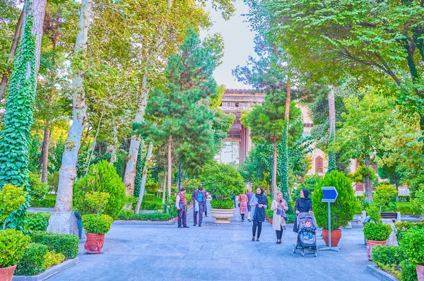 Isfahan Iran Октября 2017 Года Местные Жители Прогуливаются Саду Дворца — стоковое фото