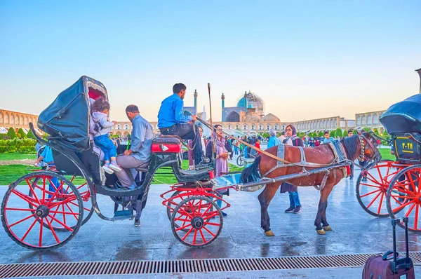 Isfahan Iran Ekim 2017 Bir Çocuk Ile Aile Çizilmiş Arabası — Stok fotoğraf