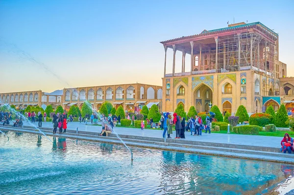 Isfahan Irán Octubre 2017 Los Lugareños Hacen Paseo Nocturno Alrededor — Foto de Stock