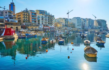 St Julians, Malta - 20 Haziran 2018: Spinola Bay küçük balıkçı tekneleri ve yatlar doludur, bu kıyı kafeterya, otel ve Hediyelik eşya mağazaları, 20 Haziran St Julians çevrilidir.