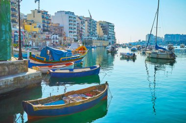 Spinola Bay kıyısında sakin ol, sallanan balıkçı tekneleri ve yatlar, St Julian's, izlemek için mükemmel Malta bir yerdir.