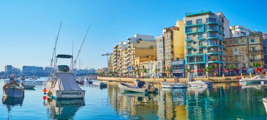 St Julians, Malta - 20 Haziran 2018: Çok sayıda güç tekneleri ve George Borg Olivier sokak ile şehrin Panorama, Spinola Bay sakin sularda yansıyan, Haziran'da 20 St Julians.