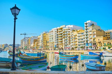 St Julians, Malta - 20 Haziran 2018: Spinola Körfezi'nden modern şehir manzarası, 20 Haziran'da St Julians'da çok sayıda balıkçı teknesi ile.
