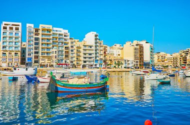 St Julians, Malta - 20 Haziran 2018: Modern konut üzerinde 20 Haziran St Julians için yumuşak dalgalar üzerinde sallanan Spinola Bay ile birçok balıkçı teknesi, arkasında satýr.