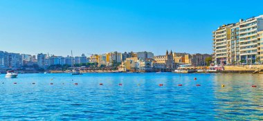 St Julians, Malta - 20 Haziran 2018: St Julian'ın modern binalar bir görünüm ile deniz ve Tarih 20 Haziran St Julians için bunlar arasında eski Carmelite Kilisesi Balluta coast Körfezi Panoraması.