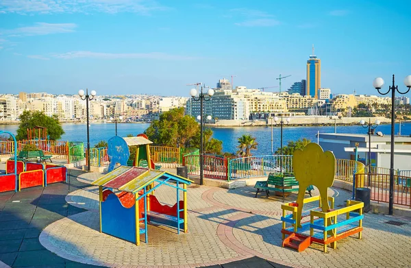 Kleurrijke Speeltuin Aan Kust Van Sliema Biedt Uitzicht Moderne Woonwijken — Stockfoto