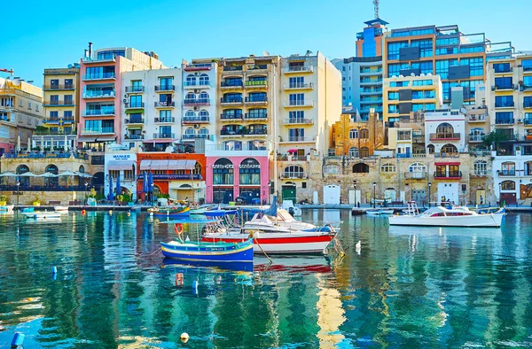 Julians Malta Июня 2018 Года Красочные Лодки Пришвартованы Гавани Залива — стоковое фото