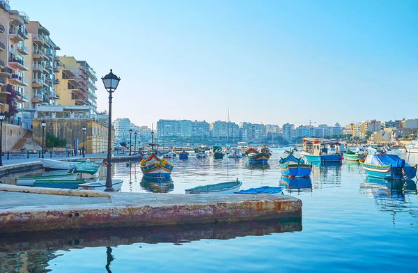 Spinola Bay çevresinde sahil mesire geleneksel renkli luzzu deniz araçları ile St Julian's, Malta mükemmel görünümlü eski moda sokak ile süslüdür.