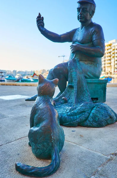 Julians Malta Junio 2018 Estatua Moderna Del Pescador Gato Bahía — Foto de Stock