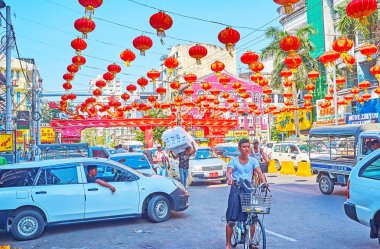 Yangon, Myanmar - 17 Şubat 2018: Maha Bandula yol Çin mahallesini merkezi cadde, öncesi ve sırasında Çin yeni yılı kutlamaları, 17 Şubat Yangon yapılan son derece yoğun ve kalabalık.