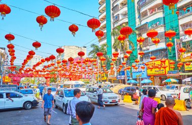 Yangon, Myanmar - 17 Şubat 2018: Çin Yeni Yıl kutlamalarında Çin Mahallesi Maha Bandula Yolu 'nda (Tayoke Tan) 17 Şubat' ta Yangon 'da tatil vızıltısı ve yaygara hissedin.