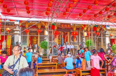 Yangon, Myanmar - 17 Şubat 2018: Kheng Hock Keong tapınak dekore edilmiş avlu üzerinde 17 Şubat Yangon yapılan Çin yeni yılı (Bahar Festivali) kutlama sırasında tatil yemek masalar.