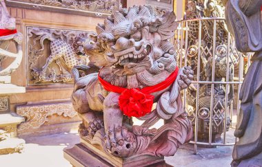 Çin koruyucu aslan, doğal oyma taş heykeli adı da Foo köpek ya da Chinthe önünde Kheng Hock Keong Tapınağı, Yangon, Myanmar.