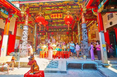 Yangon, Myanmar - 17 Şubat 2018: Zengin Kheng Hock Keong tapınağın iç kırmızı fener, süslü sütunları, tütsü sopa ve mumlar, büyük altın vazo ile 17 Şubat Yangon olarak dekore edilmiş